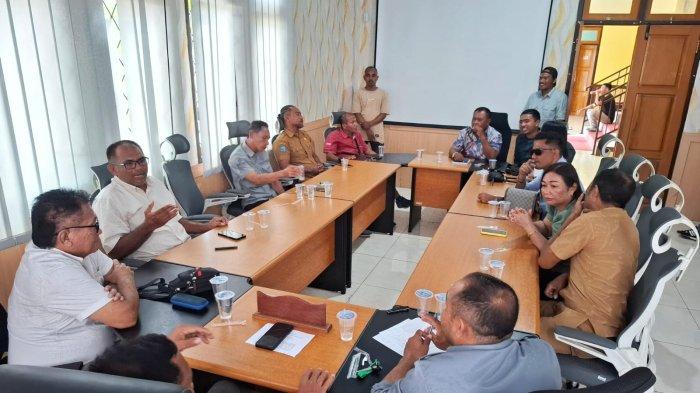 MASALAH: Suasana rapat dengar pendapat (RDP) antara KONI Pulau Morotai, Pertina Pulau Morotai dengan DPRD Pulau Morotai, Selasa (27/5/2025)