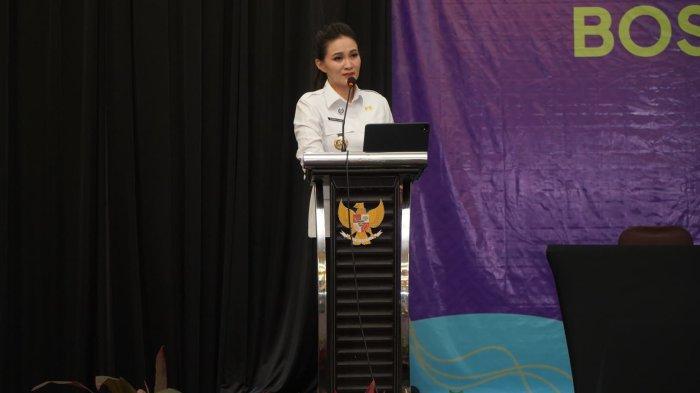 RAPAT - Gubernur Maluku Utara Sherly Laos berbicara dalam rapat evaluasi Dana BOSP yang dihadiri seluruh kepala SMA,SMK dan SLB se Maluku Utara, Sabtu (22/3/2025).