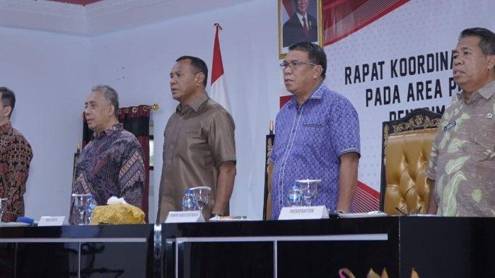 KEBIJAKAN: Wali Kota Tidore Kepulauan, Maluku Utara Muhammad Sinen (tengah) saat menghadiri rapat koordinasi pencegahan korupsi, Jumat (20/6/2025)