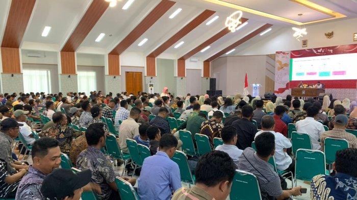 KEPALA DESA - Ratusan kades saat mengikuti Bimtek Siskeudes yang digelar Dinas PDM Halmahera Selatan, Maluku Utara, Jumat (16/5/2025). Waktu kunjungan kades ke Ibu Kota Halmahera Selatan bakal dibatasi.