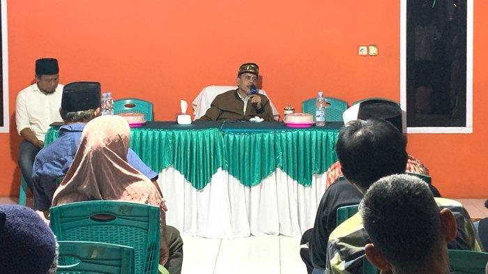 RESES: Anggota DPD RI Dapil Maluku Utara sekaligus Sultan Ternate ke 49 Hidayatullah Sjah ketika berbicara dalam forum Reses di Balai Desa Amasing Kali, Kecamatan Bacan, Kabupaten Halmahera Selatan, Sabtu (5/4/2025).