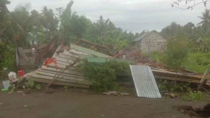 BENCANA: Tampak salah satu rumah warga Desa Wosi, Kecamatan Gane Timur, Halmahera Selatan, Maluku Utara ambruk dihantam angin puting beliung pada Minggu (15/6/2025)