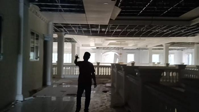 TERBENGKALAI: Rusak berat, itu kondisi saat ini Kantor Bupati Pulau Taliabu, Maluku Utara saat didatangi Tribunternate.com, Rabu (30/7/2025)