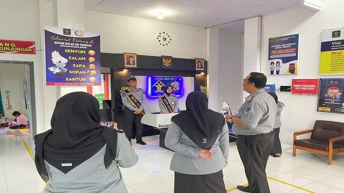 TPM meninjau pelayanan yang ada di Rutan Kelas IIB Ternate dengan memantau secara langsung dan melakukan interview kepada petugas pelayanan dan pengunjung yang berada di ruang layanan kunjungan dan ruang Pelayanan Terpadu Satu Pintu (PTSP).
