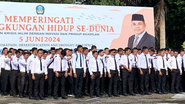 MASALAH: Tampak ratusam PPPK di lingkungan Pemkab Halmahera Selatan, Maluku Utara, sedang berbaris usai terima SK, Senin (10/6/2024). Dia tenaga honorer lulus PPPK hasil seleksi 2023 tak dapat SK.