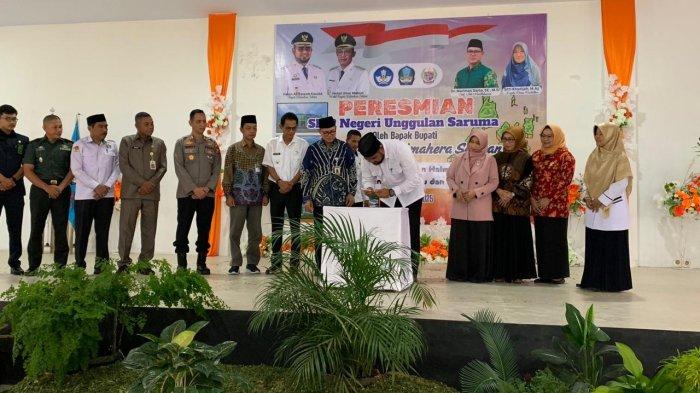 PENDIDIKAN: Bupati Halmahera Selatan, Maluku Utara, Bassam Kasuba, ketika sedang menandatangani prasasti dalam peresmian SMP Negeri Unggulan Saruma, Rabu (2/7/2025)