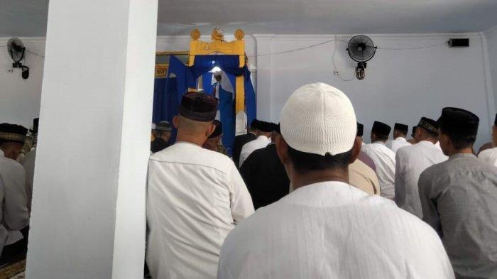 LEBARAN: Tampat warga Muslim di Desa Kawalo, Pulau Taliabu, Maluku Utara laksanakan Salat Ied di Masjid Nurul Huda