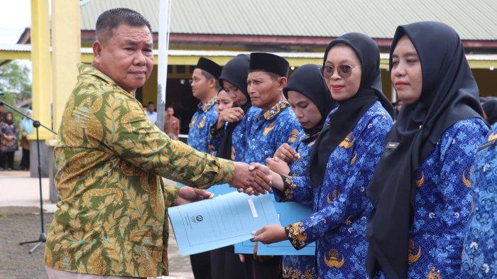 JABATAN: Wakil Bupati Pulau Taliabu, Maluku Utara La Ode Yasir serahkan SK PPPK, Senin (16/6/2025)