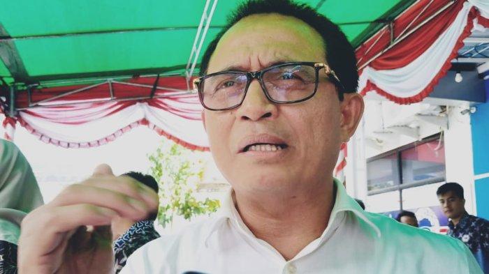 STATEMENT: Pj Sekprov Maluku Utara Abubakar Abdullah ketika bersedia diwawancarai awak media disela-sela kerjanya, Selasa (11/2/2025). Ia menegaskan tidak ada Pimpinan OPD yang mundur karena alasan Kepala Daerah yang baru.