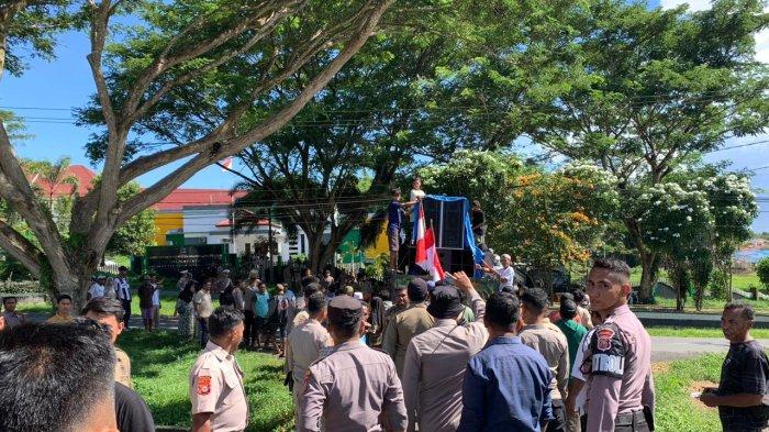 UNJUK RASA - Polisi saat mencegat massa aksi usai Plt Inspektur Halmahera Selatan, Ilham Abubakar memukul seorang pendemo, Kamis (15/5/2025). Massa hendak masuk ke Kantor Inspektorat Halmahera Selatan.