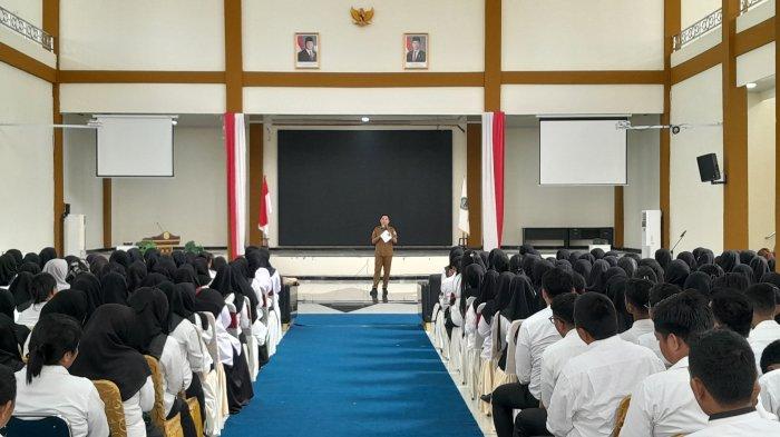 DISIPLIN: Tampak Sekkab Halmahera Timur, Maluku Utara Ricky Chairul Richfat saat berikan arahan kepada seluruh peserta PPPK dan PNS, Senin (19/5/2025).