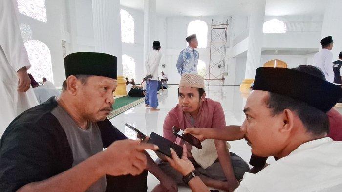 JABATAN: Kepala Badan Kepegawaian Daerah Pulau Morotai Sunardi Barakati saat dimintai keterangan oleh sejumlah awak media, Jumat (7/3/2025). Ia mengaku belum tahu apakah jabatan Sekkab juga ikut diganti
