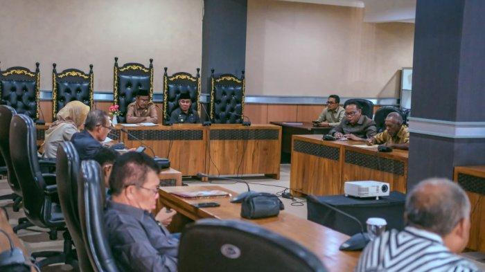 Sekprov Maluku Utara defenitif Samsuddin A Kadir saat mengikuti rapat bersama DPRD Maluku Utara yang dipimpin langsung oleh ketua DPRD Kuntu Daud