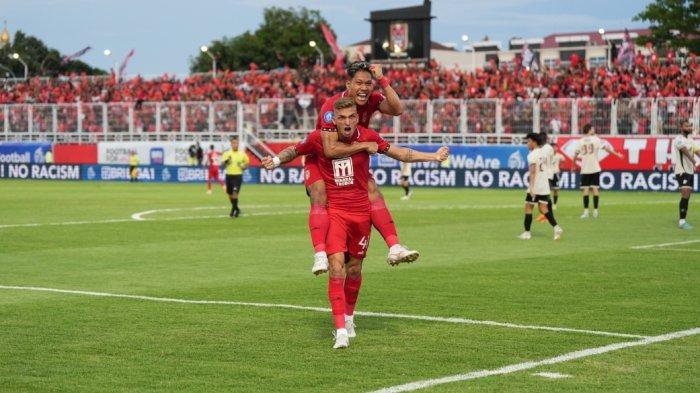 KOMPETISI: Selebrasi bek Malut Unites Cassio Scheid setelah membobol gawang PSM Makassar dalam lanjutan Liga 1 2024-2025 pekan ke 15 di Stadion Gelora Kie Raha, Ternate, Selasa (17/12/2024)