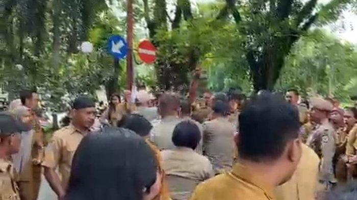 Seorang aparatur sipil negara (ASN) di Halmahera Barat, Maluku Utara, mengamuk saat apel di Kantor Bupati,Senin (2/12/2024).