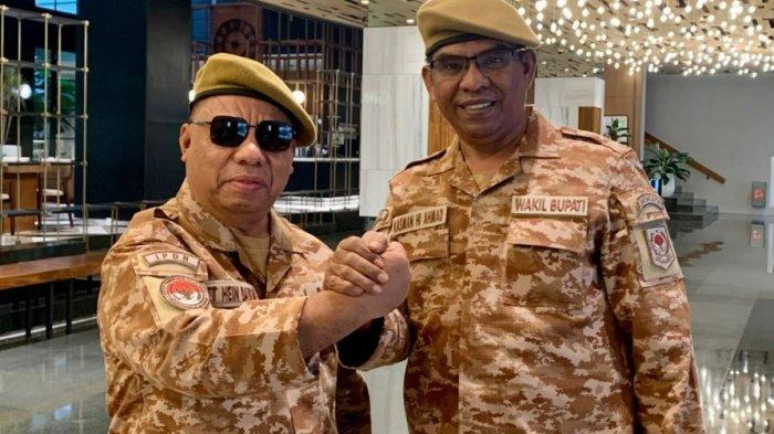 PANGLING: Bupati dan Wakil Bupati Halmahera Utara, Maluku Utara Piet Hein Babua (kiri) dan Kasman Hi Ahmad (kanan) mengenakan baju loreng saat mengikuti retreat di Magelang, Jawa Tengah
