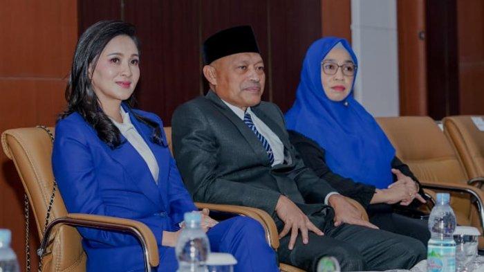 DPRD MALUT - Sherly Tjoanda duduk berdampingan dengan Sarbin Sehe di gedung DPRD Malut, Sofifi, Jumat (7/2/2025). Keduanya diumumkan secara resmi oleh DPRD Malut sebagai Gubernur dan Wakil Gubernur Maluku Utara terpilih masa bakti 2025-2030.