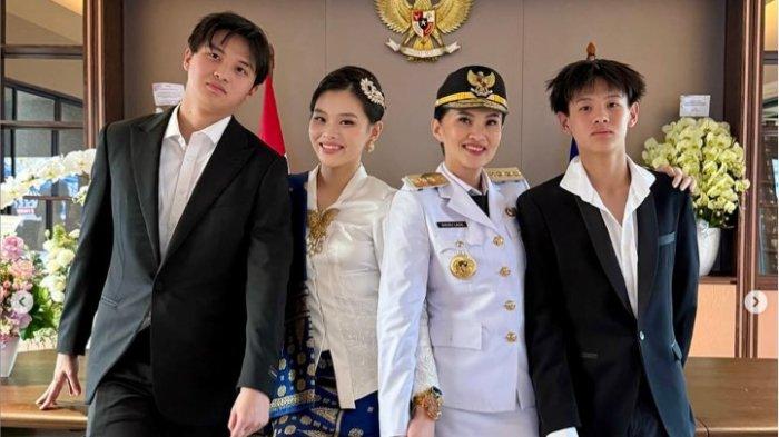 EDELYN LEDEK EDRICK - Gubernur Maluku Utara, Sherly Laos atau Sherly Tjoanda dengan ketiga anaknya: Edbert, Edelyn, Edrick. Gambar tangkap layar Instagram @s_tjo yang diambil pada Sabtu 22 Februari 2025. Sherly Laos memuji penampilan baru anak bungsunya, Edrick Laos. 