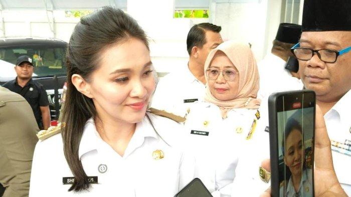 JUAL BELI JABATAN - Gubernur Maluku Utara Sherly Laos saat diwawancarai usai bersua BPK Maluku Utara, Rabu (5/3/2025). Di mana Sherly Laos tegaskan bahwa dirinya tidak pernah memberi wewenang kepada siapapun untuk pakai namanya dalam praktik jual beli jabatan maupun proyek. 