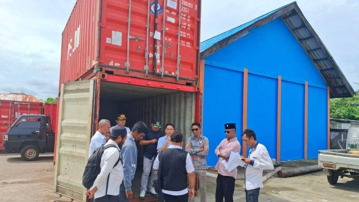 SIDAK - DPRD Morotai bersama Disperindagkop melakukan sidak Kontainer subsidi tepat di pelabuhan Imam Lestary, Desa Daruba, Kecamatan Morotai Selatan, Rabu (4/6/2025).