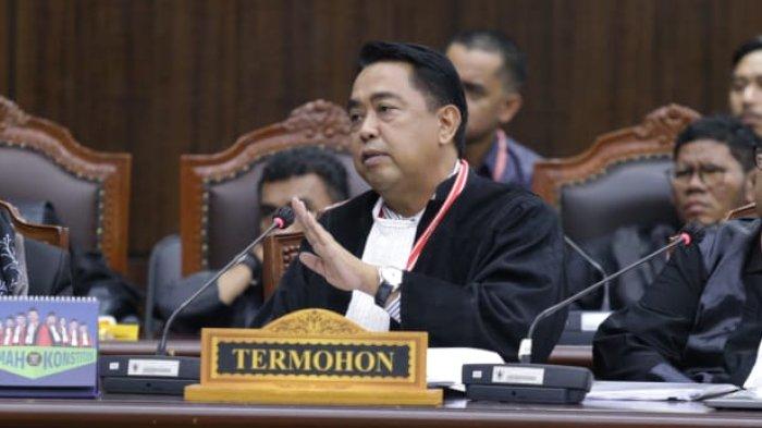 SIDANG: Ali Nurdin (tengah) selaku kuasa hukum Termohon saat membacakan keterangan pada sidang Perkara Nomor 251/PHPU.GUB-XXIII/2025 Perselisihan Hasil Pemilihan Umum Gubernur Maluku Utara 2024, Rabu (22/1/2025)