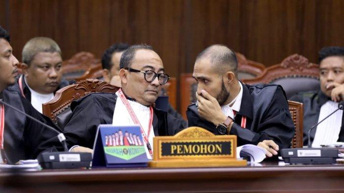 Kuasa hukum Pemohon Firman Wijaya dan Roslan pada sidang Pemeriksaan Pendahuluan Perkara Nomor 69/PHPU.BUP-XXIII/2025 Perselisihan Hasil Pemilihan Umum Bupati Kabupaten Pulau Morotai