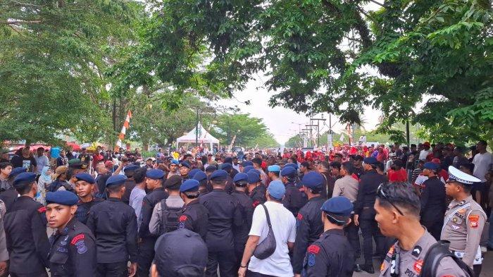 PILKADA: Tampak Keamanan melerai masa pendukung yang nyaris adu jotos pada Debat Publik Pertama Cagub dan Cawagub Maluku Utara 2024 di Sofifi, Selasa (12/1/2024)