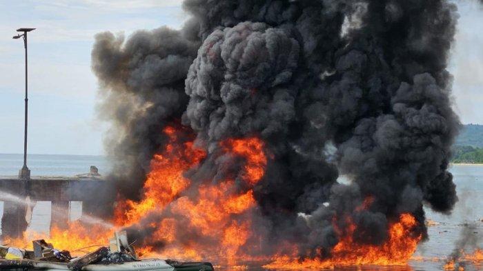 INSIDEN: Speedboat milik Benny Laos yang digunakannya untuk berkampanye di Pulau Taliabu terbakar habis di Pelabuhan Bobong, Sabtu (12/10/2024)