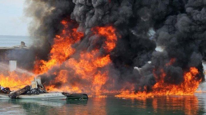 INSIDEN: Speedboat milik Benny Laos yang digunakannya untuk berkampanye di Pulau Taliabu terbakar habis di Pelabuhan Bobong, Sabtu (12/10/2024)