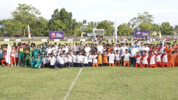 KOMPETISI: Sekkot Ternate, Maluku Utara Rizal Marsaoly foto bersama seluruh tim Liga Pelajar 2025 Tingkat SMP setelah pembukaan di Lapangan Gambesi, Senin (26/5/2025)