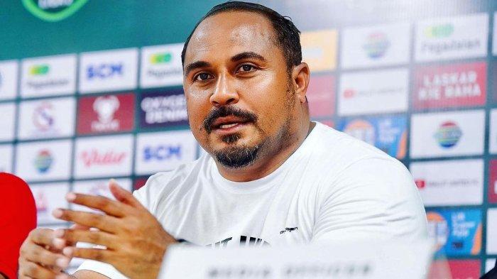 HASIL: Head Coach Malut United FC, Imran Nahumarury pada sebuah sesi konferensi pers.
