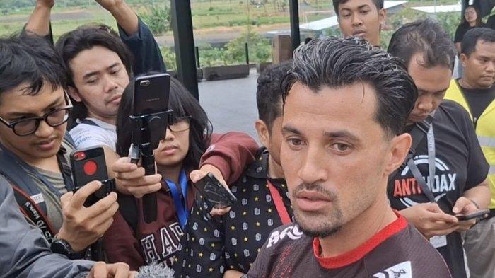KOMPETISI: Stefano Lilipaly saat diwawancarai di pemusatan latihan di Bali United Training Center, Pantai Purnama, Kabupaten Gianyar, Bali, pada Senin (26/5/2025) sore