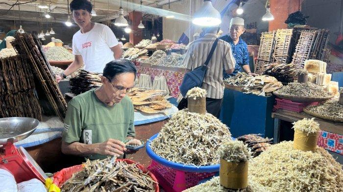 Suasana jual-beli di Pasar Gamalama Ternate, Maluku Utara