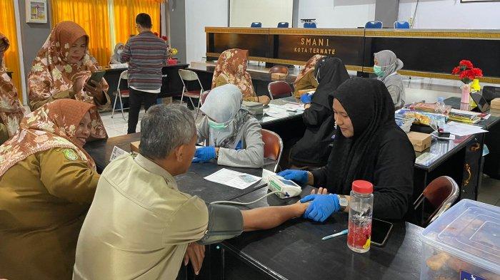 Suasana pengonatan gratis di SMA N 1 Kota Ternate