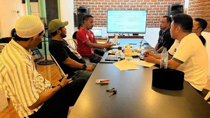 KOMPETISI: Suasana rapat Askot PSSI Ternate, Maluku Utara yang membahas tentang program kerja (Proker) tahun 2025, Jumat (8/5/2025)