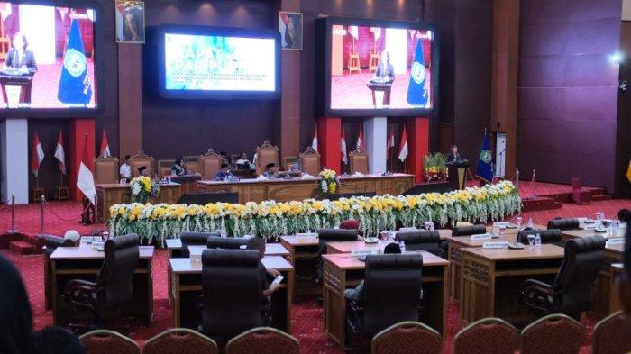 Suasana rapat paripurna persetujuan RTRW 2024-2043 di Kantor DPRD Maluku Utara di Sofifi.