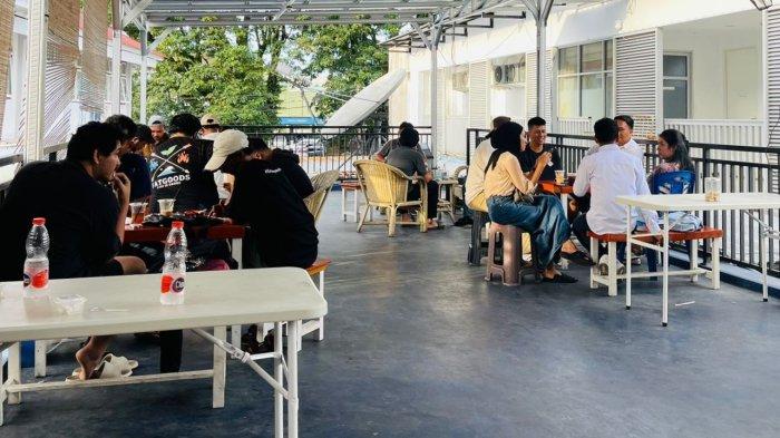 NGOPI: Suasana siang hari di Cafe Atap Mandiri Ternate, Senin (17/2/2025)