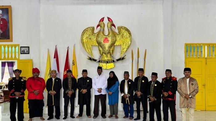PILKADA: Sultan Jailolo foto bersama Bobato Kesultanan Tidore di Kedaton Kesultanan Jailolo, Senin (16/9/2024)