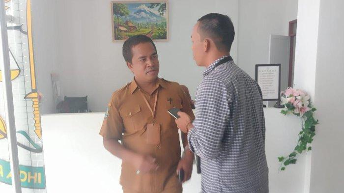 TERSANGKA KORUPSI - Kadis PUPR Pulau Taliabu, Suprayidno, selaku tersangka dugaan perkara korupsi proyek MCK Individual T.A 2022 ditahan selama 20 hari di rutan Ternate, Senin (17/2/2025). (Foto: La Ode Havidl/Tribunternate.com)