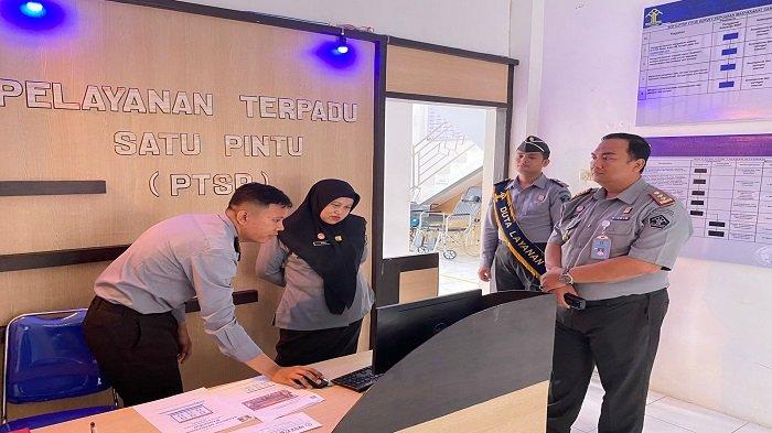 TPM meninjau pelayanan yang ada di Rutan Kelas IIB Ternate dengan memantau secara langsung dan melakukan interview kepada petugas pelayanan dan pengunjung yang berada di ruang layanan kunjungan dan ruang Pelayanan Terpadu Satu Pintu (PTSP).