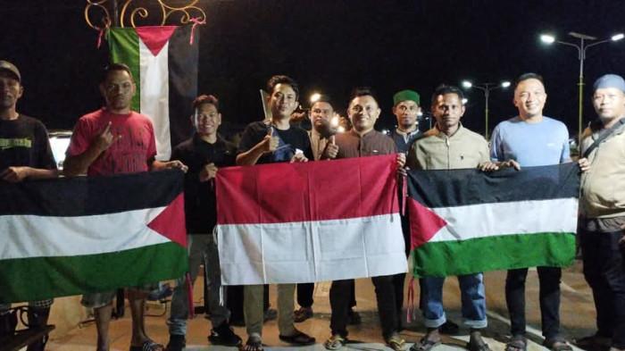 DONASI: Taliabu peduli gaza Palestina berpose usai gelar aksi kemanusiaan di Desa Bobong, Pulau Taliabu, Maluku Utura, Sabtu (27/7/2025)
