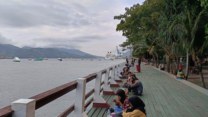 TAMAN NUKILA - Warga bersantai di Taman Nukila di Kota Ternate, Maluku Utara. Taman Nukila menjadi salah satu tempat ngabuburit favorit di Ternate, Sabtu (1/3/2025).