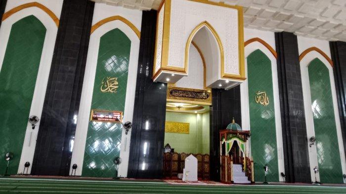 SALAT: Tampak area dalam Masjid Raya Al-Munawwar Ternate
