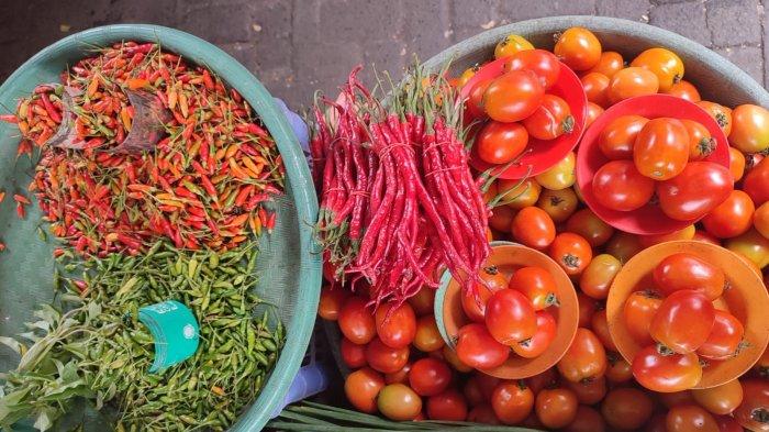 HARGA: Tampak cabai dan tomat yang dijual pedagang di Pasar Tradisional Kota Ternate, Maluku Utara, Kamis (14/3/2024)