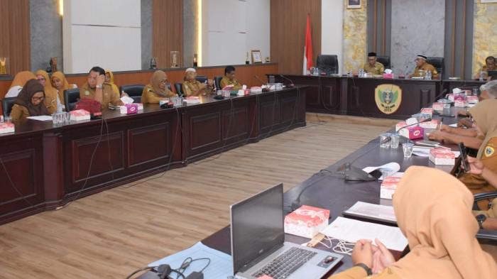 EVALUASI: Suasana rapat pembahasan rancangan Perwali tentang penyelenggaraan retribusi daerah dan pedoman pemberian hibah, bantuan sosial, bantuan keuangan dan dana tak terduga di ruang rapat Wali Kota Tidore Kepulauan, Maluku Utara,Rabu (30/7/2025)