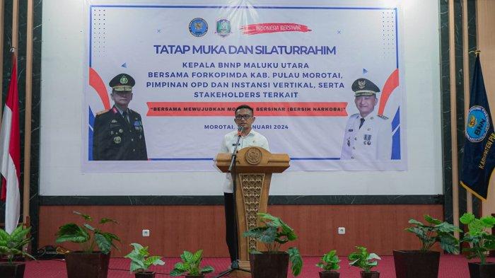 KERJA SAMA: Pj Bupati Pulau Morotai, Muhammad Umar Ali saat menyampaikan sambutannya di giat tatap muka dan silaturahim dengan BNN Maluku Utara, Rabu (31/1/2024)