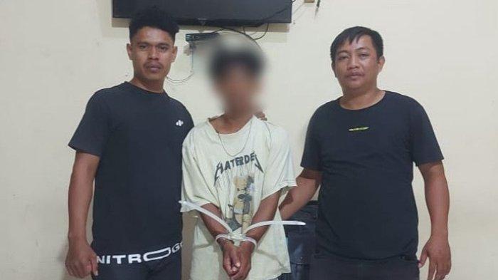 KASUS PEMERKOSAAN - Terduga pelaku pemerkosaan terhadap mahasiswi diamankan anggota Resmob Polsek Ternate Selatan, Kota Ternate, Maluku Utara, Senin (21/4/2025). Pelaku merupakan residivis kasus pembunuhan.