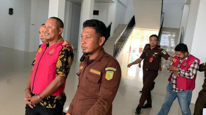 HUKUM: Dua tersangka (rompi) dugaan korupsi anggaran MCK Individual Dinas PUPR Pulau Taliabu saat digiring menaiki mobil tahanan, Senin (3/2/2025).