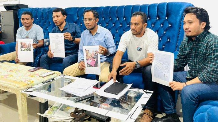 HUKUM: Tim Kuas Hukum Sultan Bacan, Muhammad Irsyad Maulana Syah saat menunjukkan bukti-bukti pembelaan, Selasa (31/7/2024)