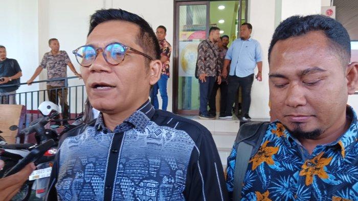 Tim Penasehat Hukum eks Gubernur Maluku Utara Abdul Gani Kasuba, Junaidi Umar, saat diwawancara, Kamis (26/9/2024).